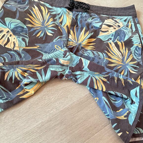 Salty Crew Swim Trunks Breaker Stretch Surf Board Shorts Fish Leaves Men 36 - Picture 5 of 14